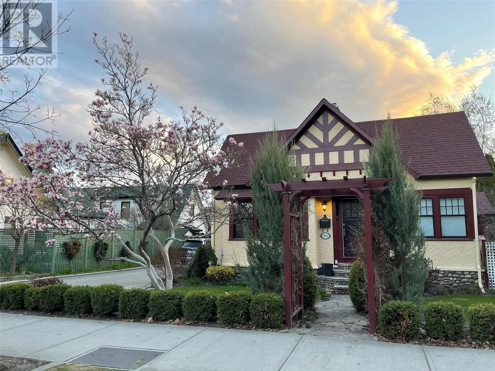 1912 Abbott Street, kelowna, British Columbia