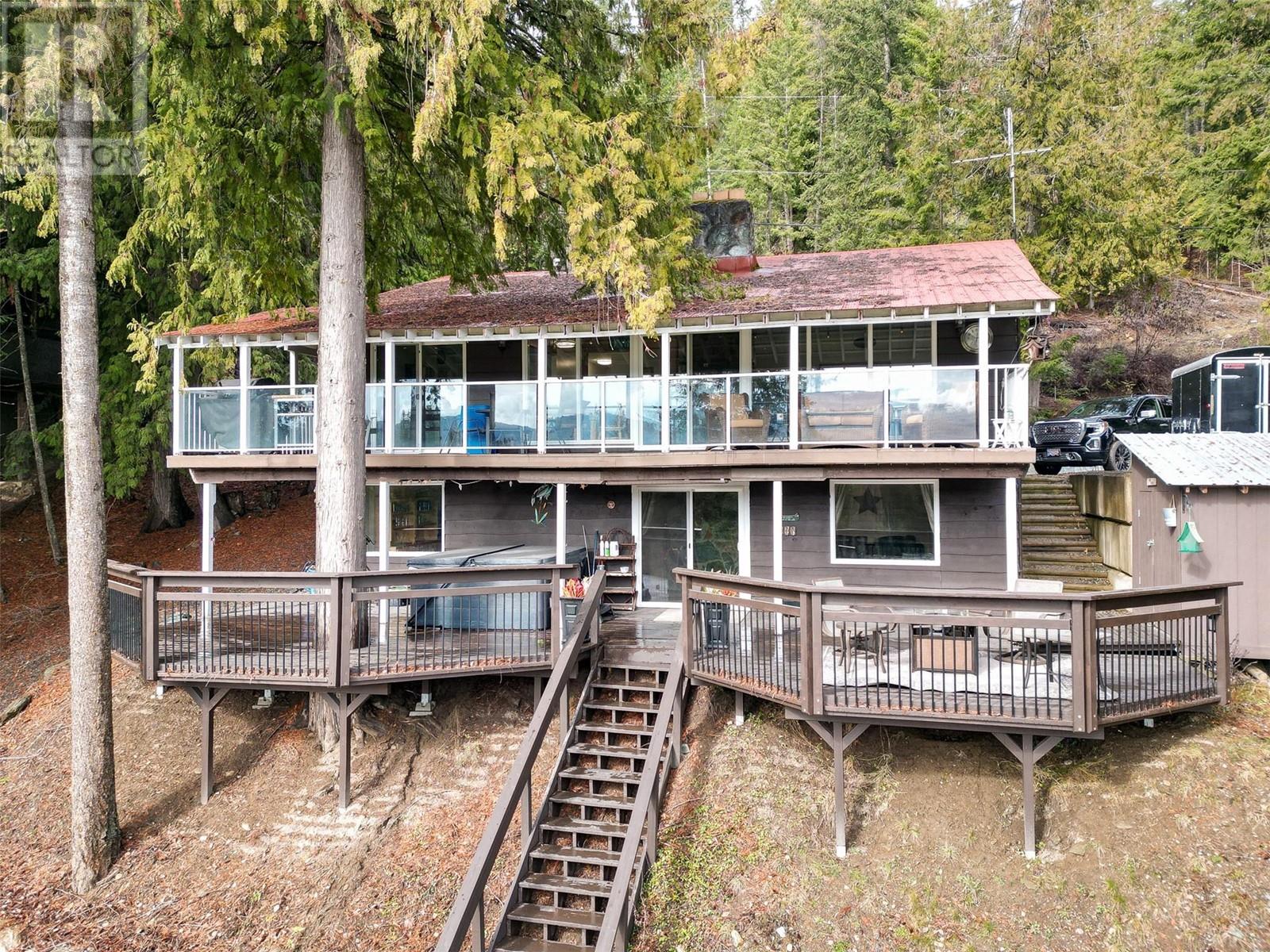 7796 Columbia Drive, anglemont, British Columbia