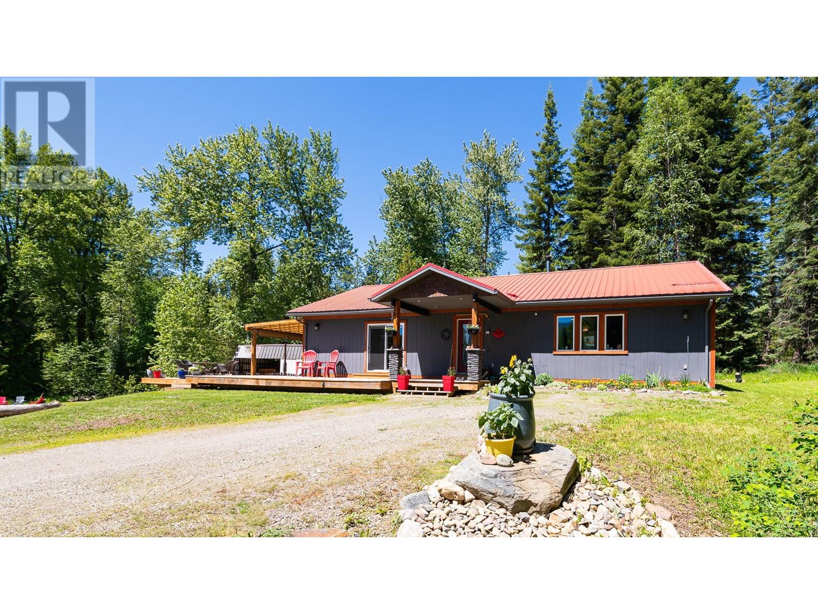 7957 HIGHWAY 3 Highway, yahk, British Columbia
