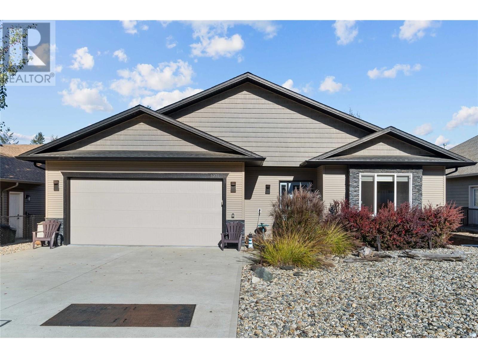 1221 7 Avenue SE, salmon arm, British Columbia