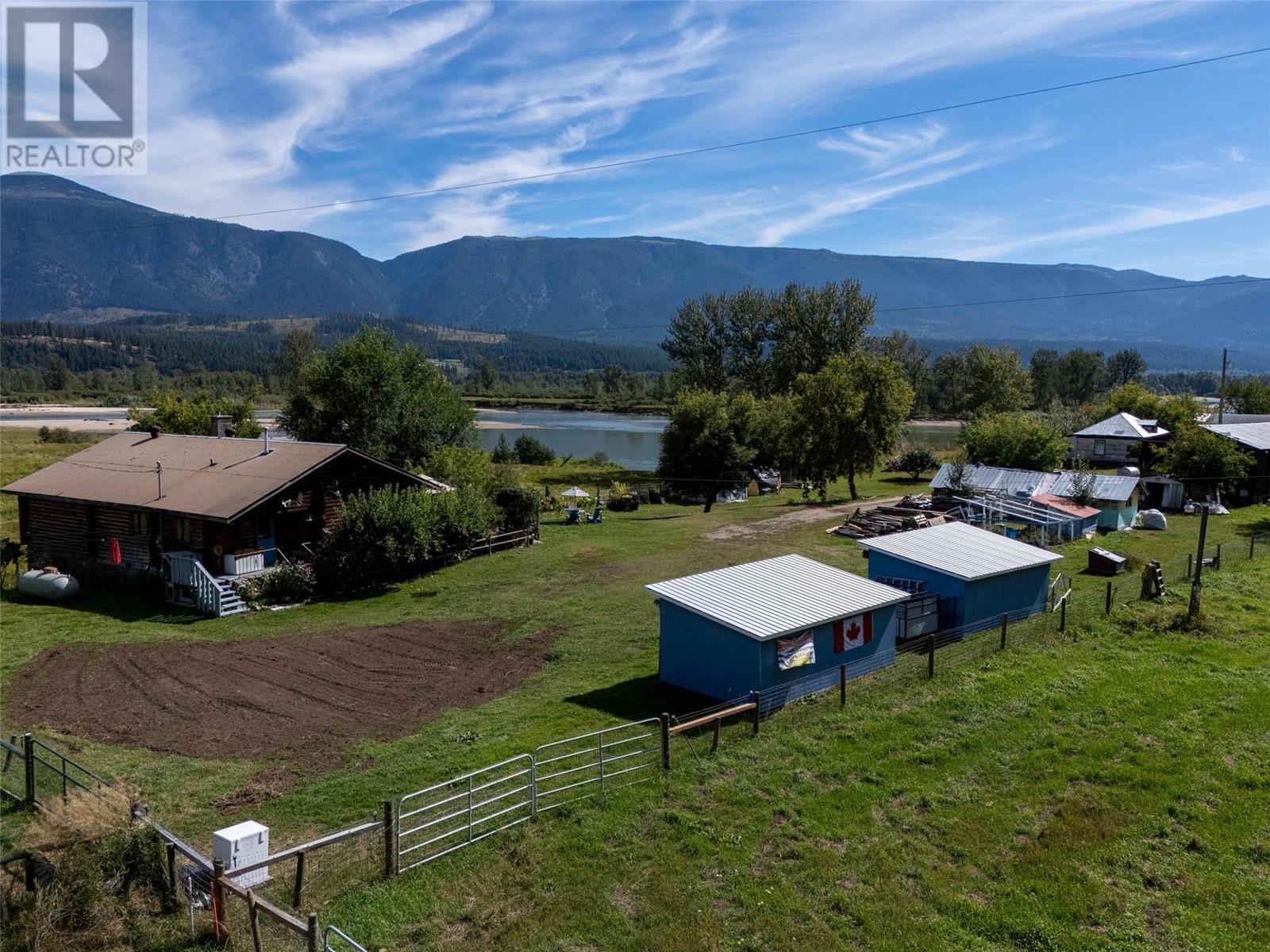 8572 YELLOWHEAD HWY S Highway, little fort, British Columbia