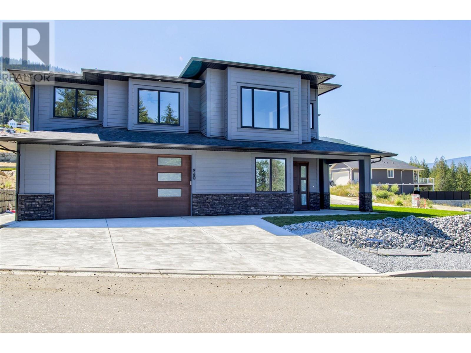 960 15 Avenue SE, salmon arm, British Columbia