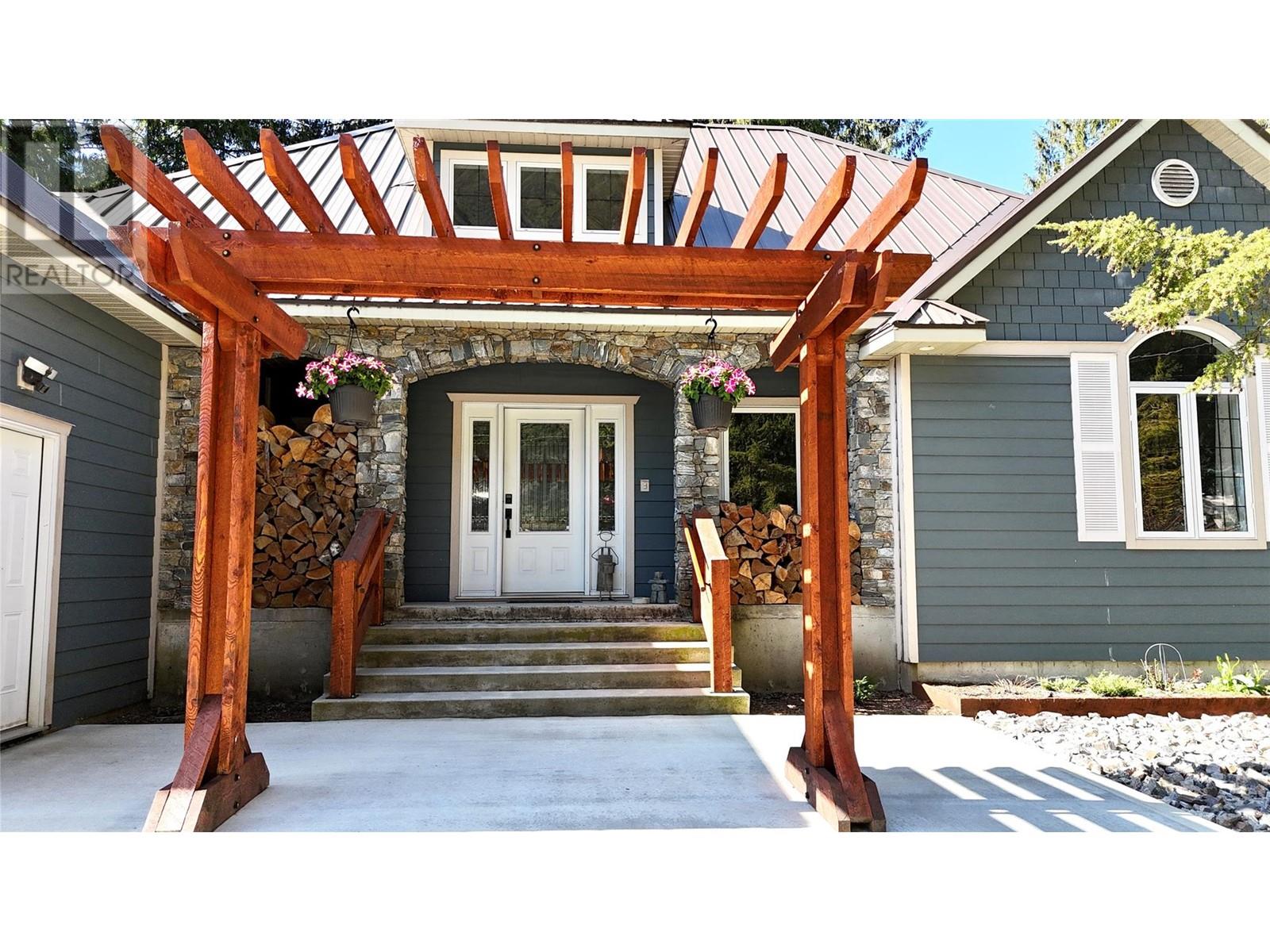 3297 Back Road Road, revelstoke, British Columbia