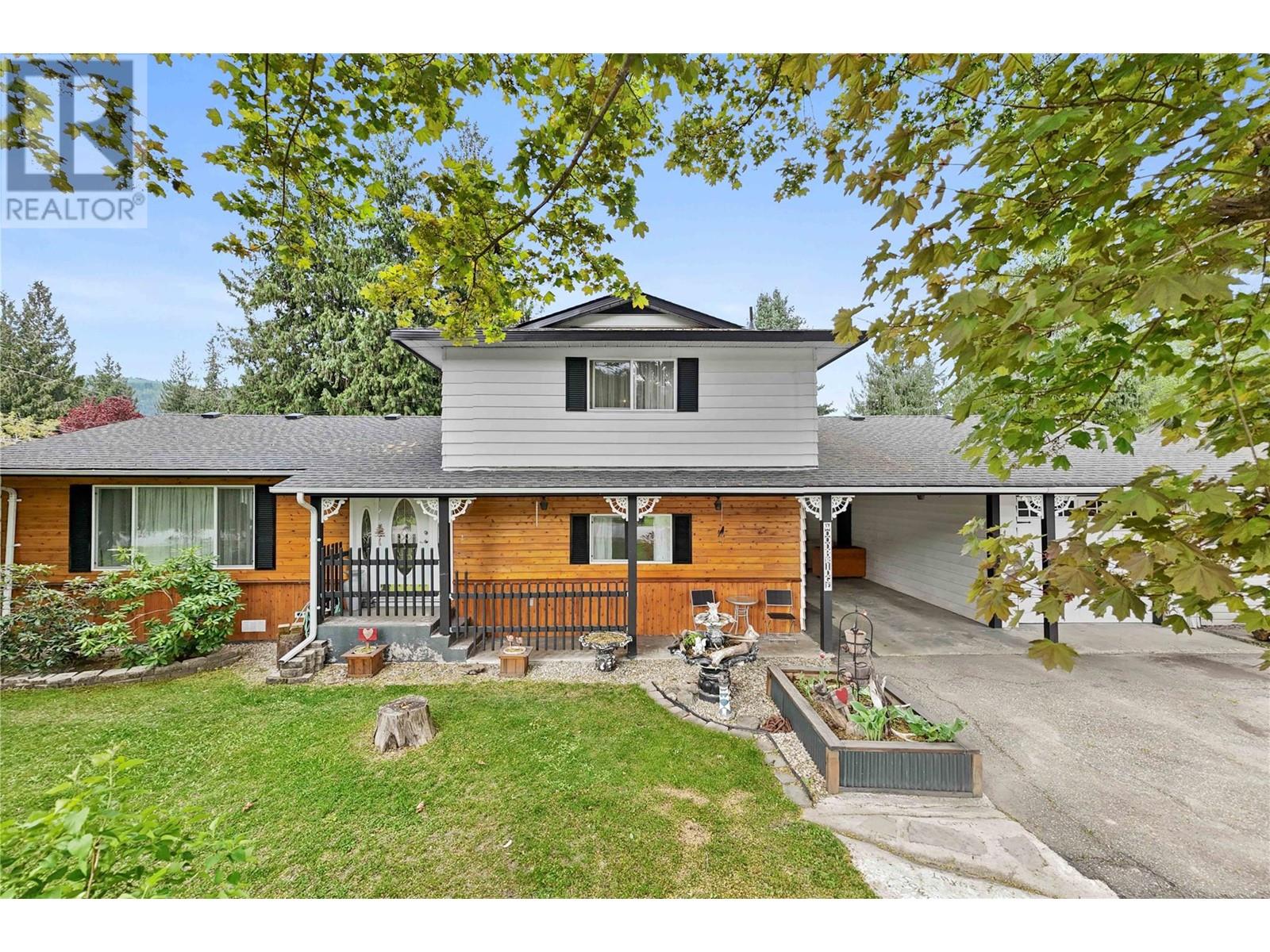1002 Larch Avenue, sicamous, British Columbia