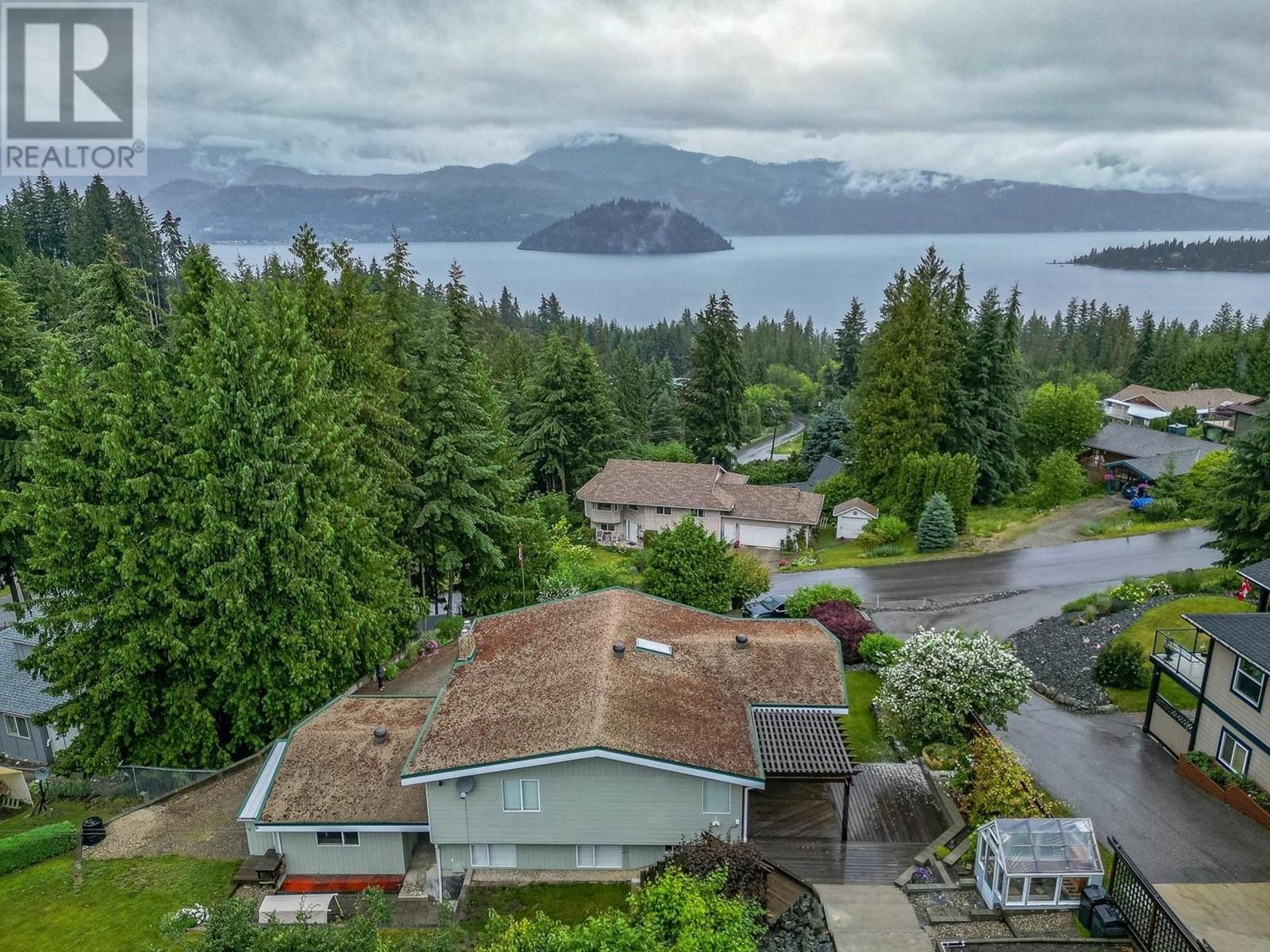 2332 Mnt Tuam Crescent, sorrento, British Columbia