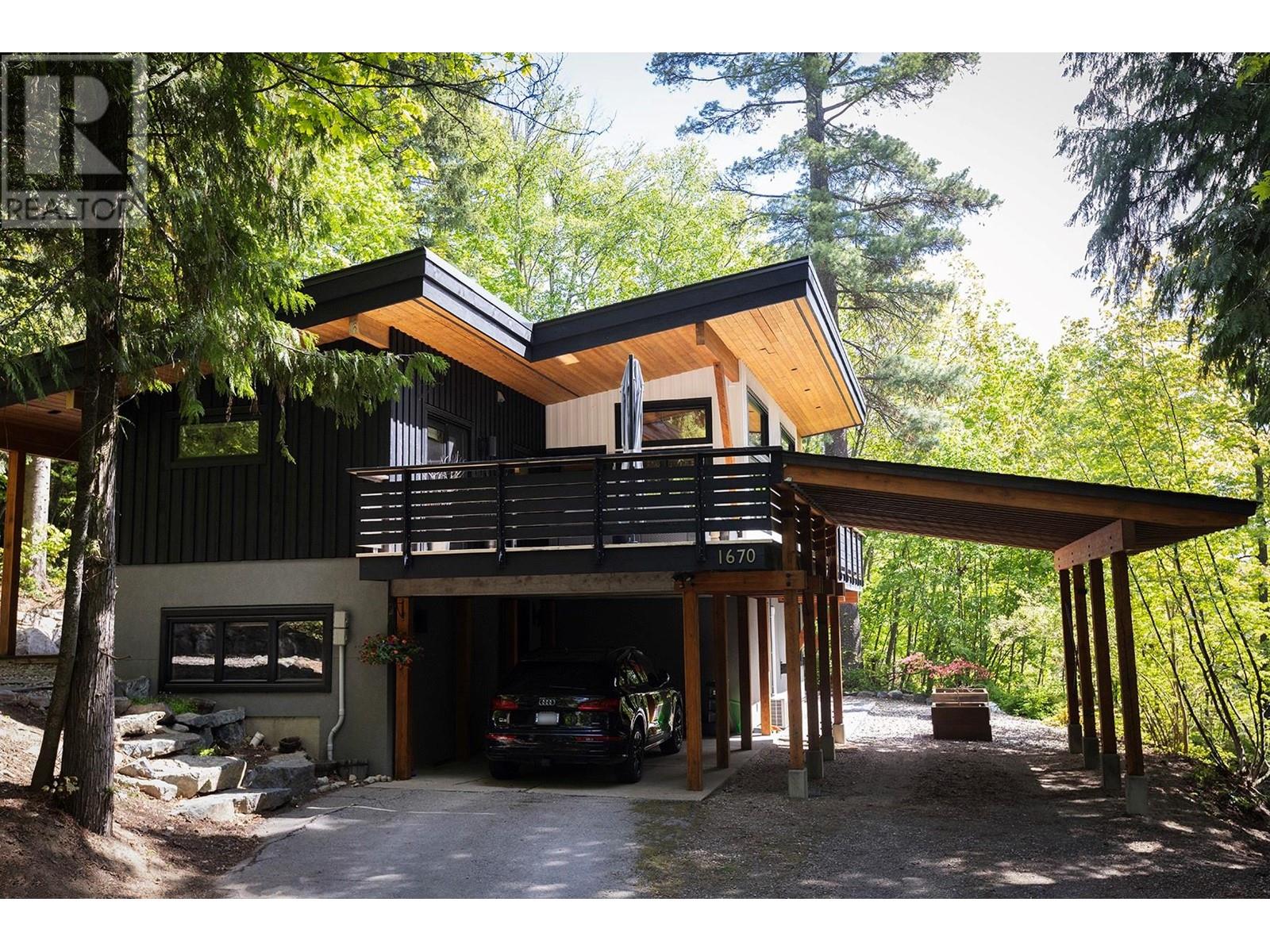 1670 Park Street, rossland, British Columbia