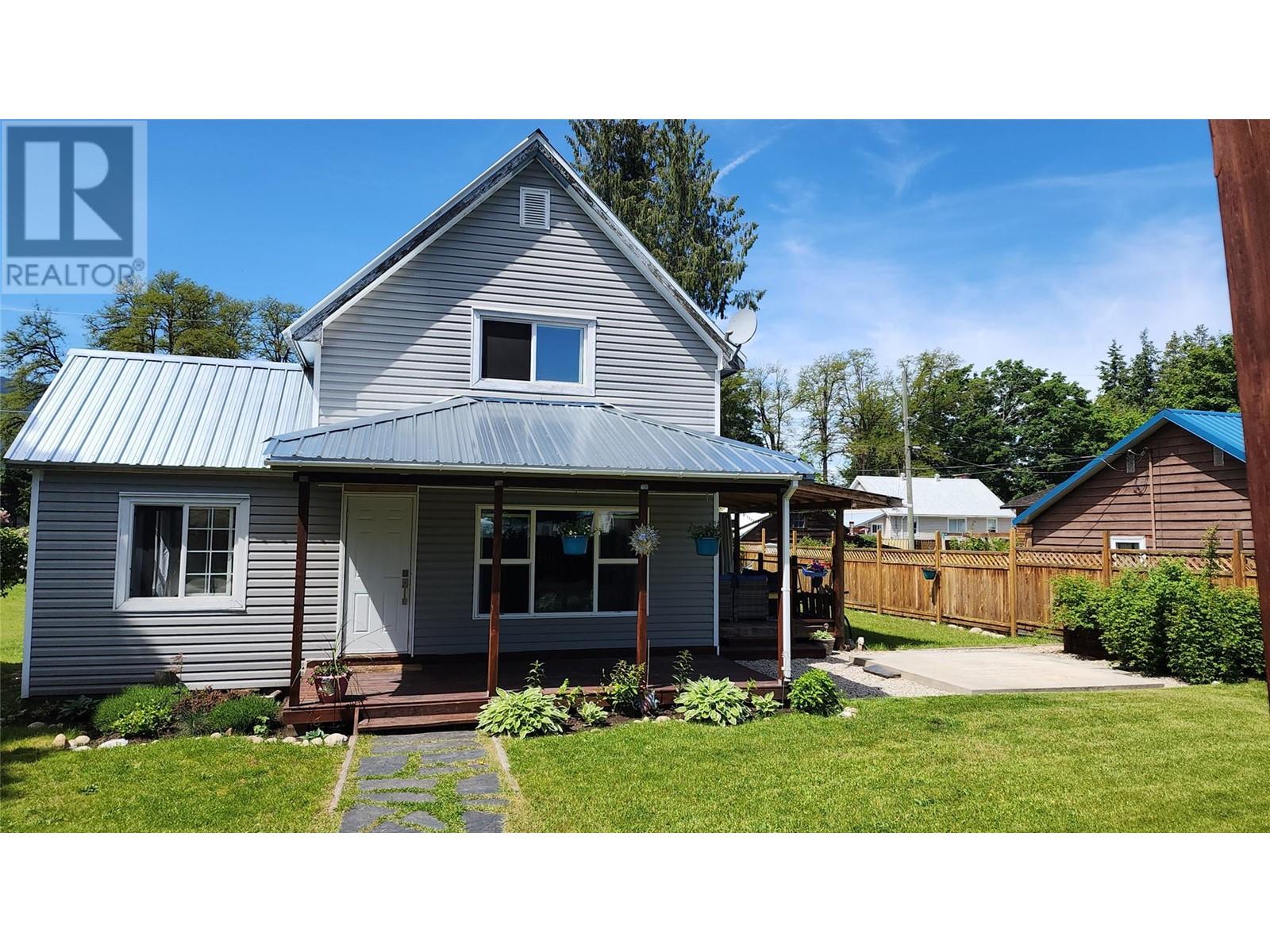 202 2nd Avenue NW, nakusp, British Columbia