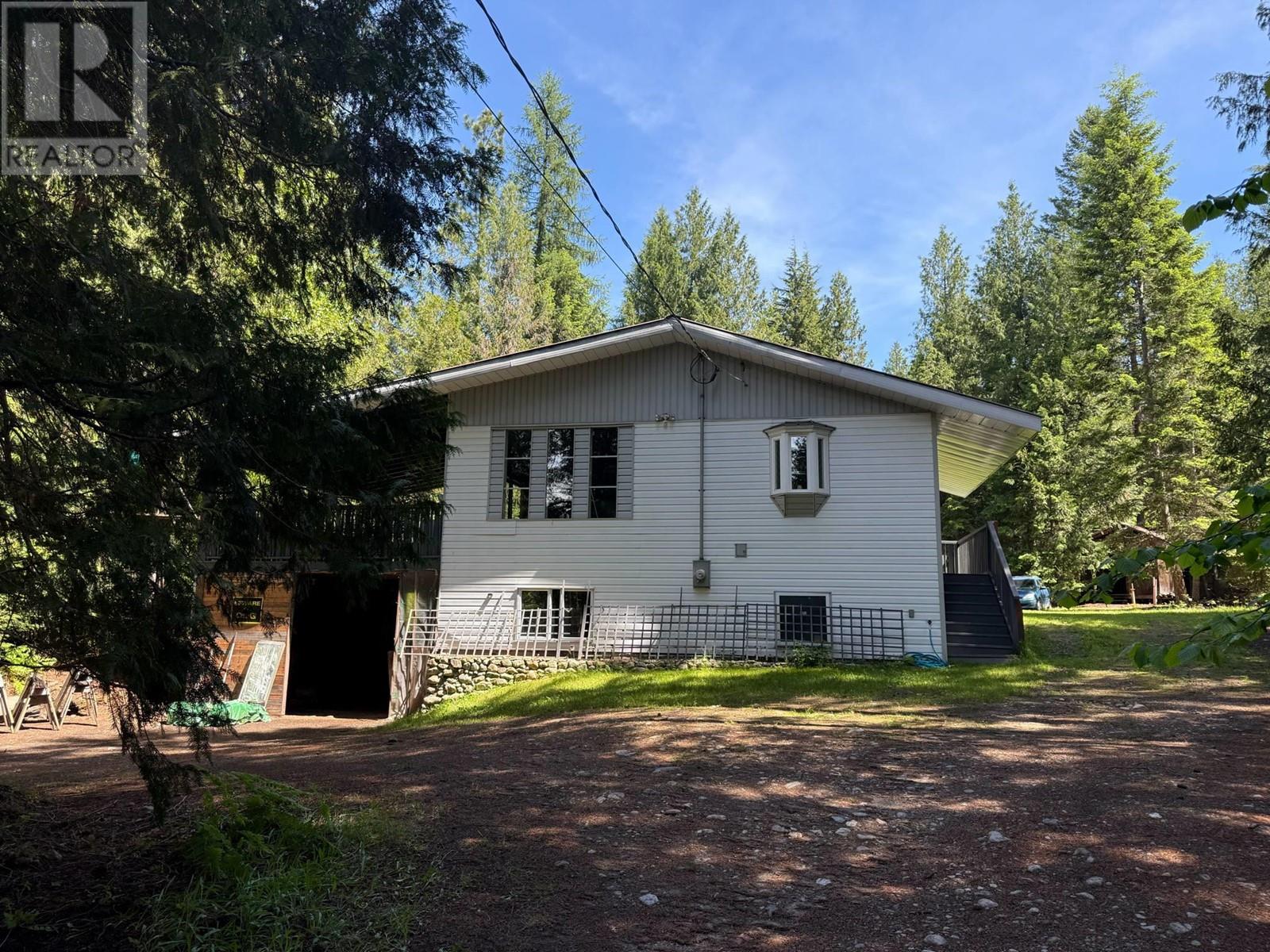 5650 Rays Road, winlaw, British Columbia