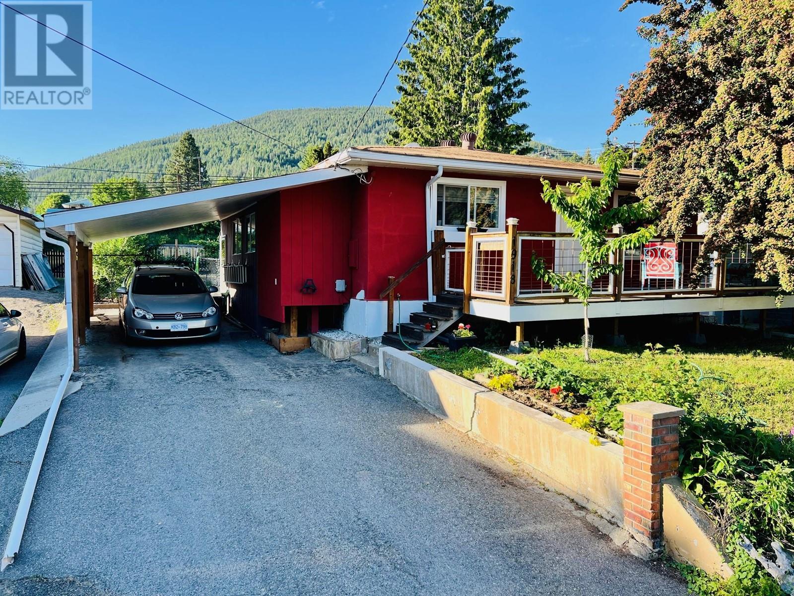 1918 Cook Street, creston, British Columbia