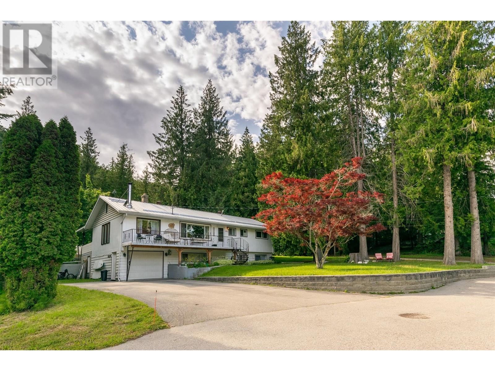 402 Coach Road, sicamous, British Columbia