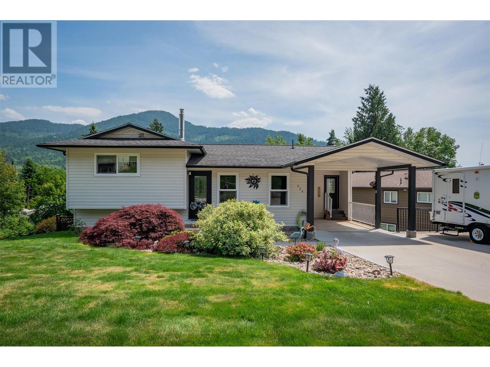 909 8TH Street, montrose, British Columbia