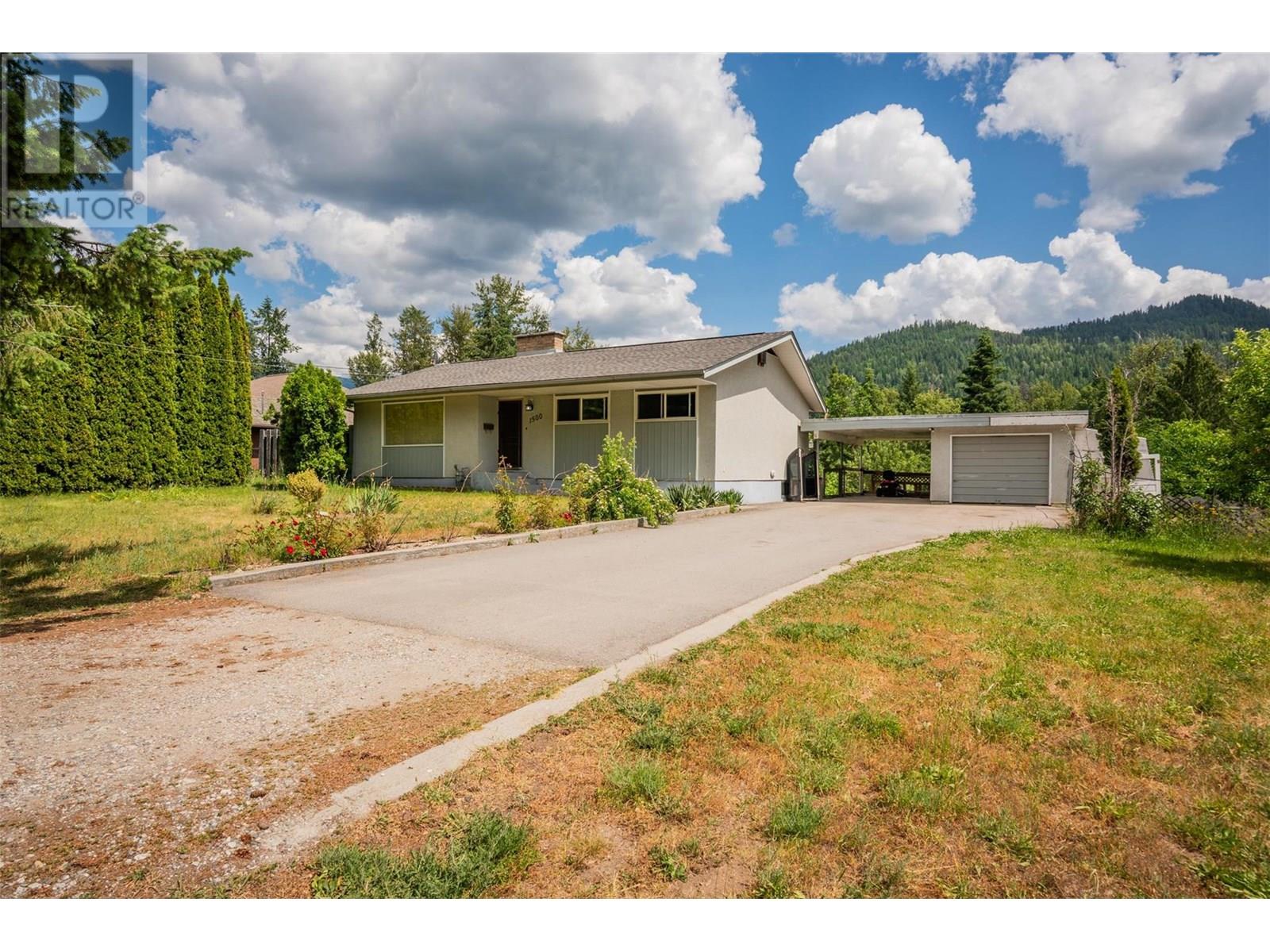 1500 3B Hwy, fruitvale, British Columbia